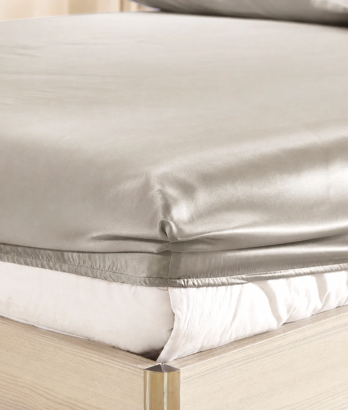 Close view of the elastic edge and mattress pocket on a silk fitted sheet