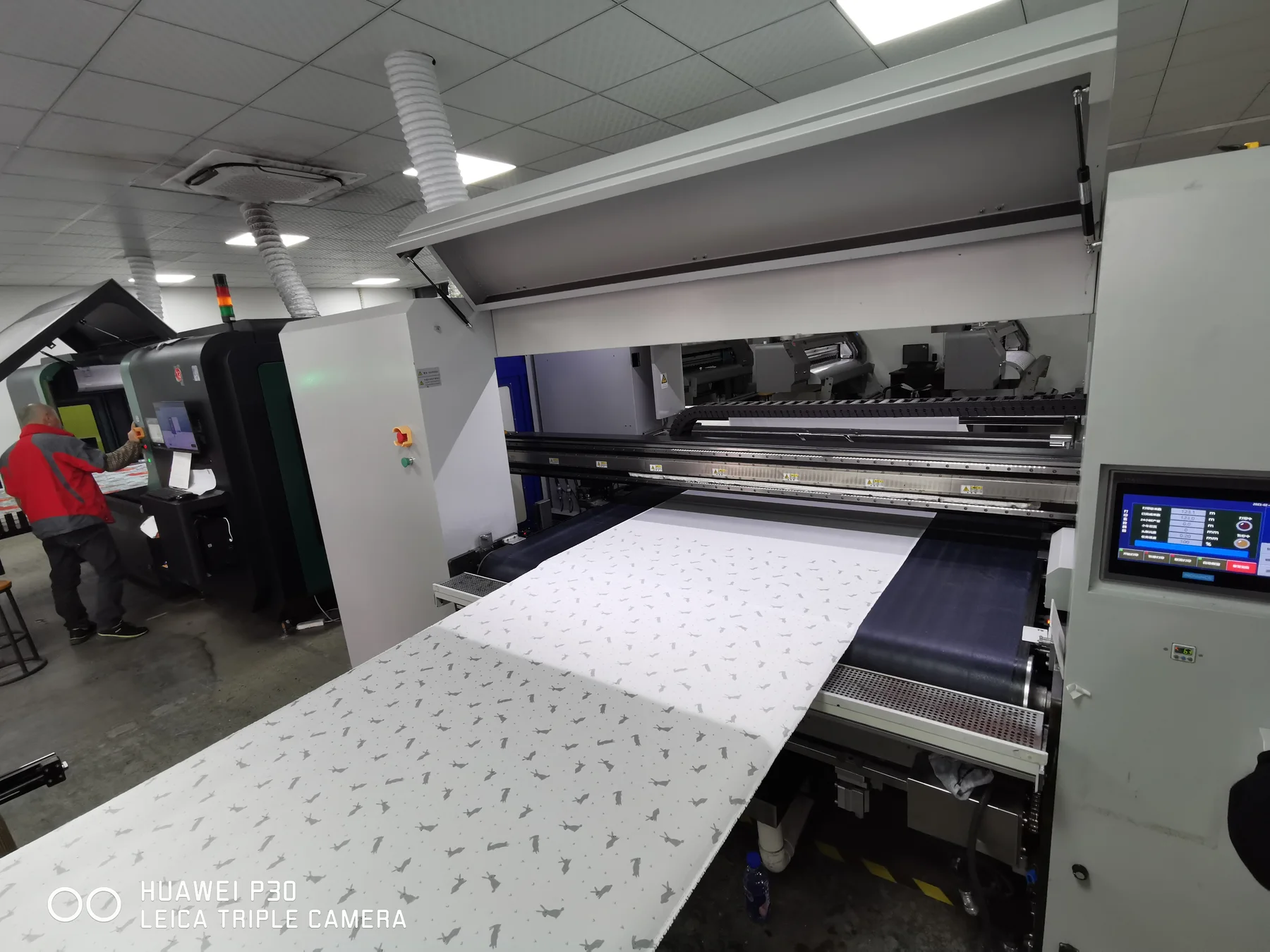 Digital textile printer producing a fine repeat pattern