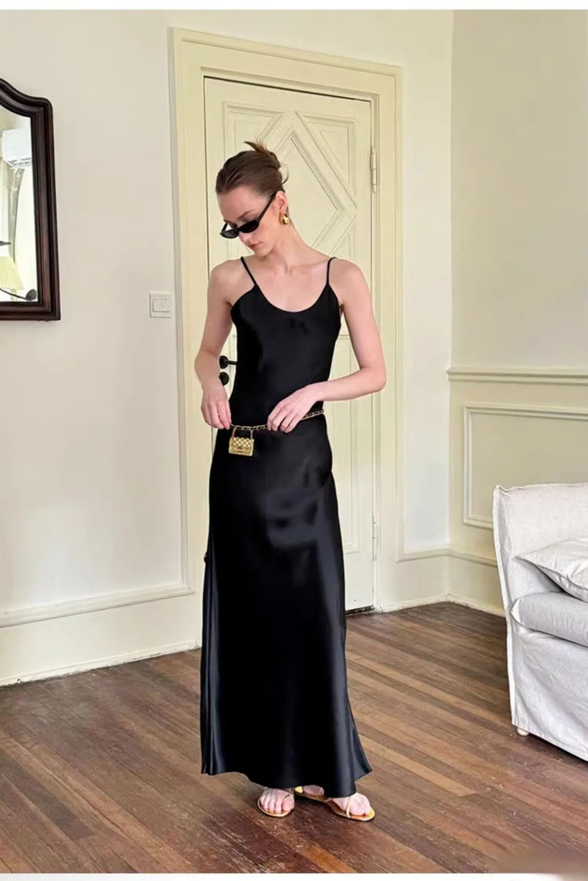 Schwarzes bodenlanges Seiden-Slipdress im Tageslook