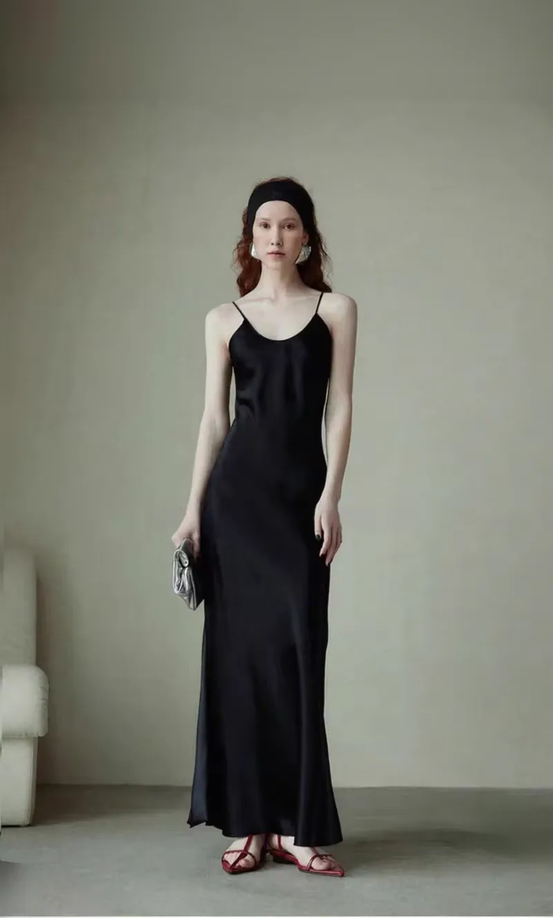 Schwarzes Seiden-Slipdress in voller Länge im Studio