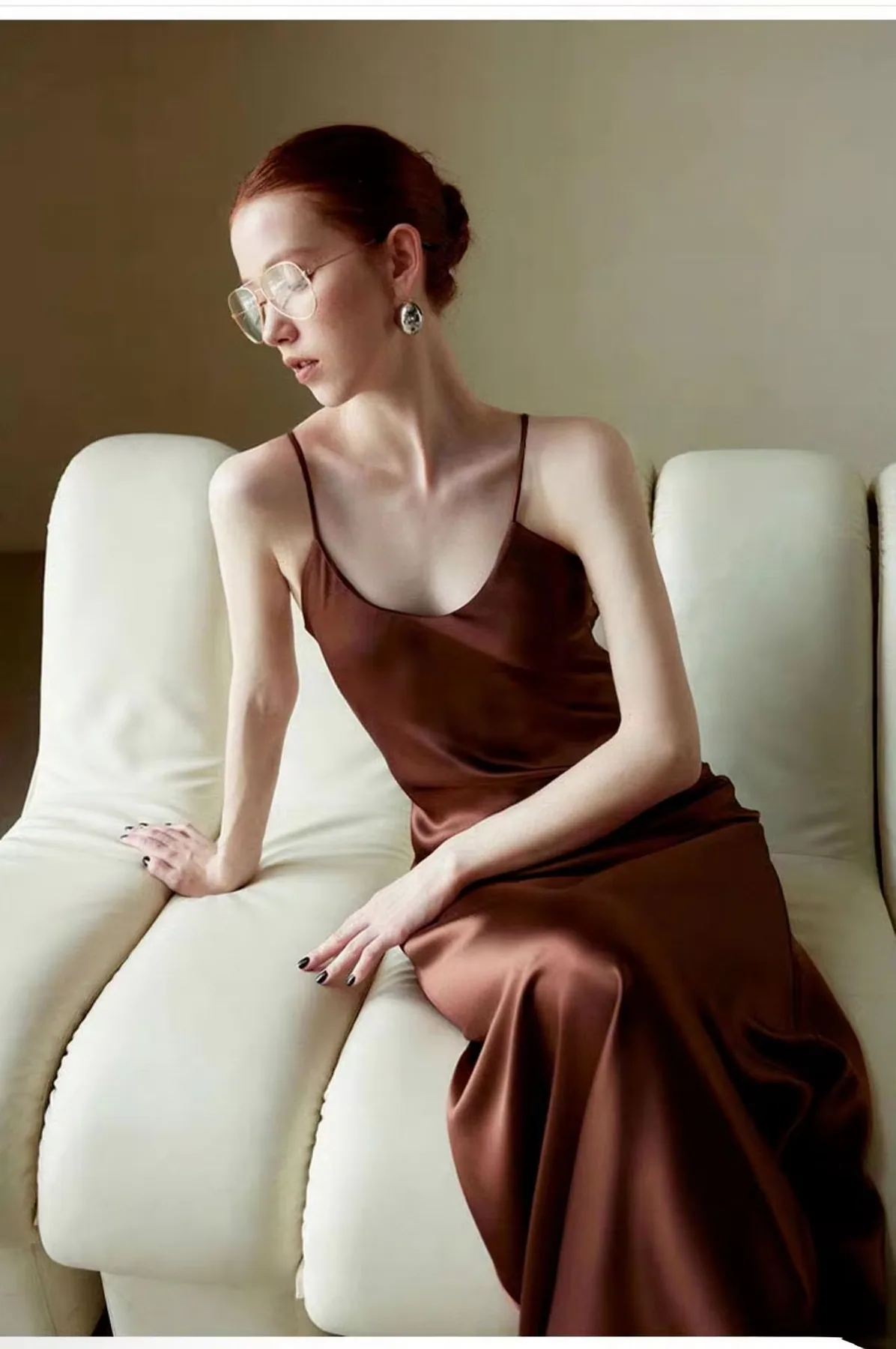 Seiden-Slipdress in Kakao in einer Lifestyle-Nahaufnahme