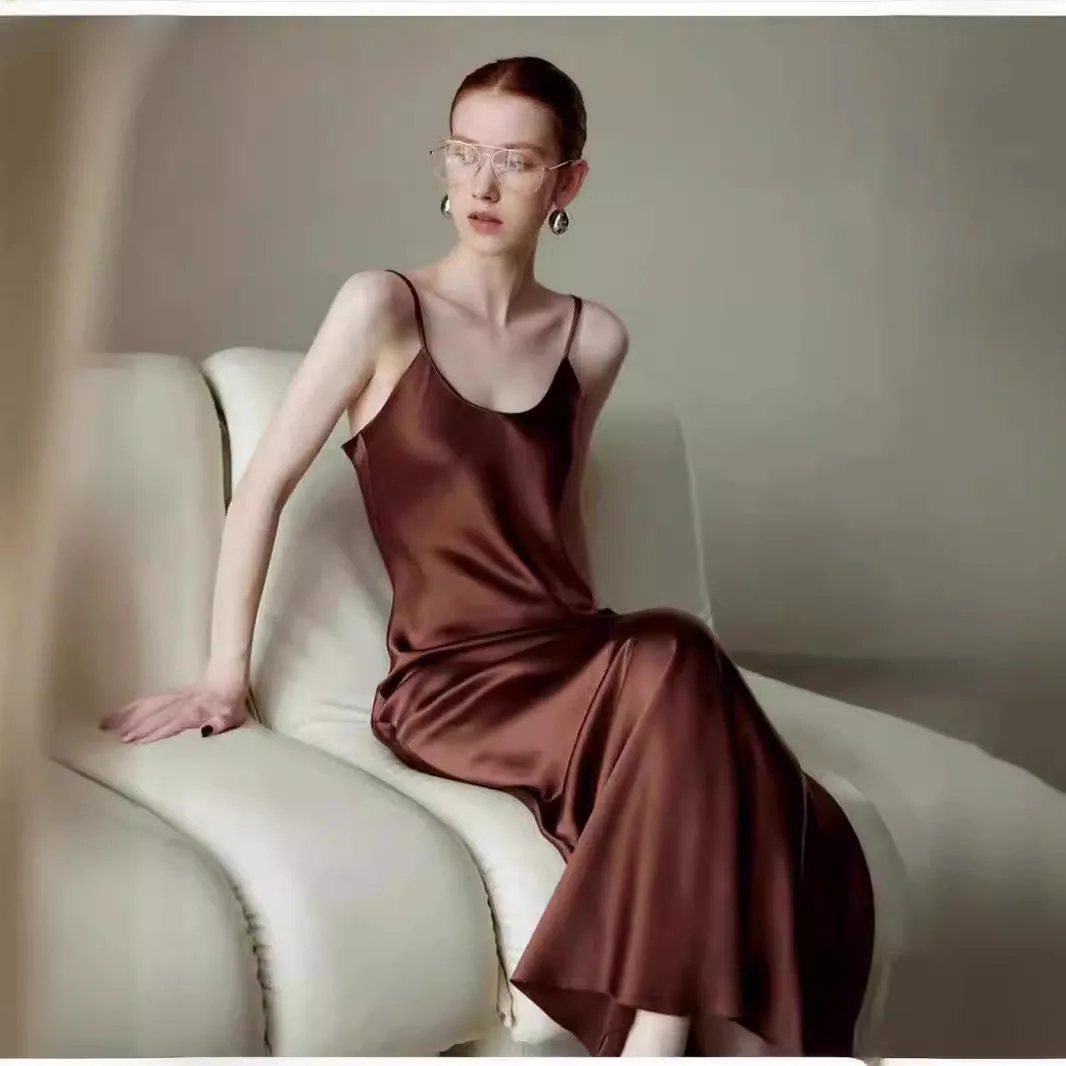 Seiden-Slipdress in Kakao in einer modernen Lounge
