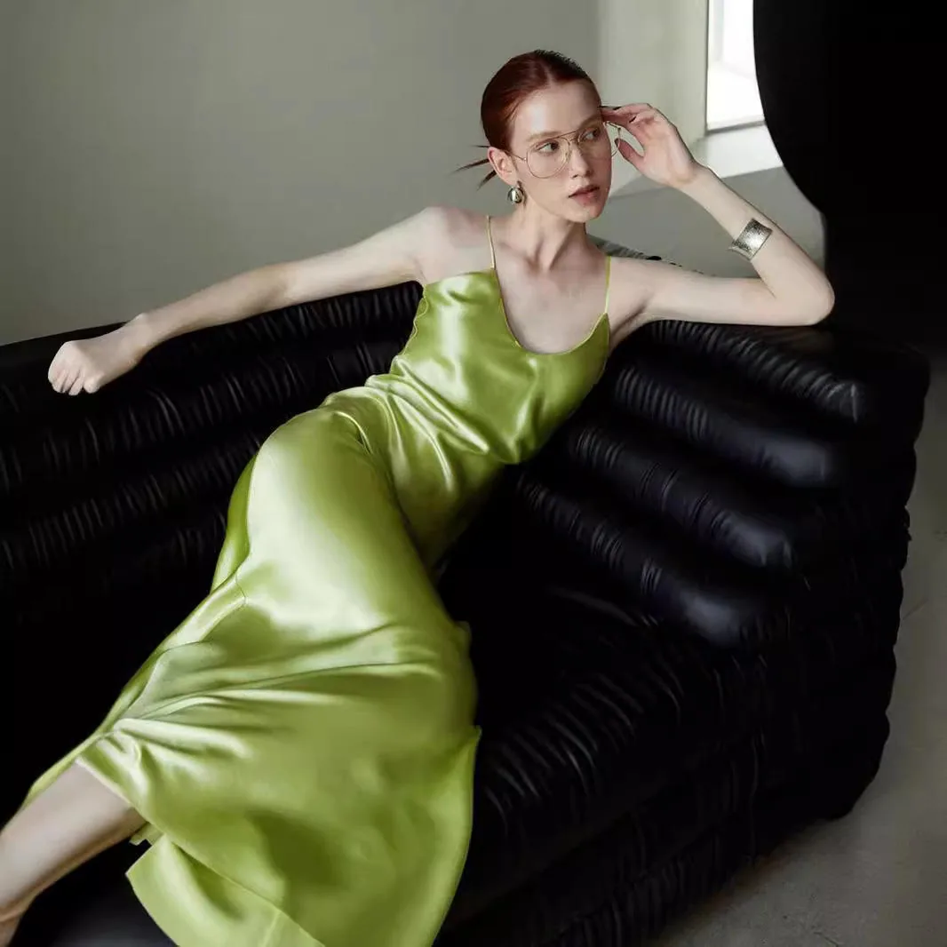 Seiden-Slipdress in Limette mit fließendem Fall
