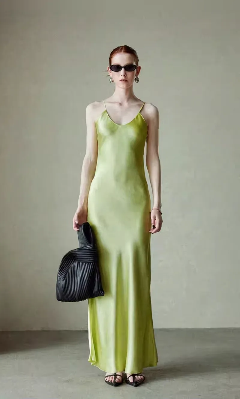 Seiden-Slipdress in Limette in voller Länge im Studio