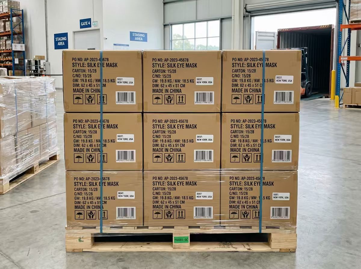 Exportkartons werden für den internationalen Versand verladen